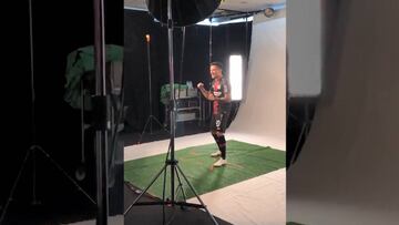 Bayer Leverkusen mostró la sesión de fotos de Aránguiz