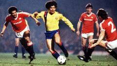 Maradona sortea a varios defensores del United en Old Trafford, en la eliminatoria de la Recopa del 84.
