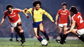 Maradona sortea a varios defensores del United en Old Trafford, en la eliminatoria de la Recopa del 84.