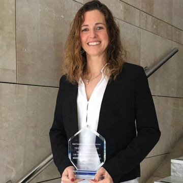 María López de Eguilaz con un premio.