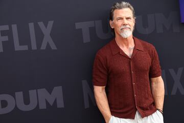 Su papel en 'No es país para viejos' (2007) lo consolidó como actor de prestigio, seguido por interpretaciones destacadas en 'W.' (2008), donde encarnó a George W. Bush, y 'Milk' (2008), por la que fue nominado al Óscar como mejor actor de reparto.
En el cine comercial, es ampliamente reconocido por interpretar a Thanos en el Universo Cinematográfico de Marvel (Vengadores: Infinity War y Endgame) y a Cable en 'Deadpool 2'. También ha participado en películas como 'Sicario', 'Hail, Caesar!', 'Dune' y 'Men in Black 3', donde interpretó al joven Agente K.