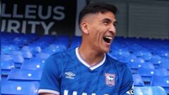 Marcelino Núñez dice esto en plena sesión de fotos con su nuevo club y desata las risas