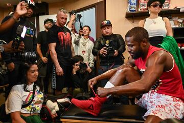 El boxeador estadounidense Floyd Mayweather rodeado de una gran expectación durante su entrenamiento en Tokyo, Japón, para preparar el combate de exhibición planeado contra el artista marcial mixto japonés Mikuru Asakura el próximo 25 de septiembre.
