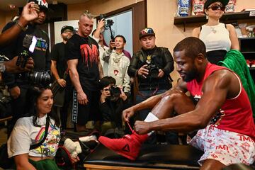 El boxeador estadounidense Floyd Mayweather rodeado de una gran expectación durante su entrenamiento en Tokyo, Japón, para preparar el combate de exhibición planeado contra el artista marcial mixto japonés Mikuru Asakura el próximo 25 de septiembre. 