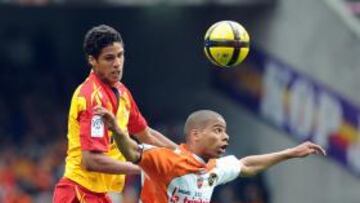 <b>UNA TORRE PARA MOU. </b>Varane domina el juego aéreo gracias a sus 191 centímetros de altura.