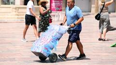 Malagueños and tourists face the heat wave that today suffers the city that has reached 40 degrees maximum on July 26, 2022 in Malaga, Andalusia.
26 JULY 2022
Álex Zea / Europa Press
26/07/2022