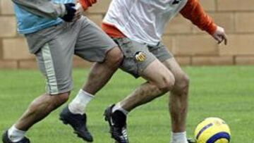 <b>CRÍTICO. </B>El lateral valencianista ha reconocido que no se puede ser tan irregular.