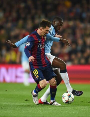 Lionel Messi con Yaya Touré.