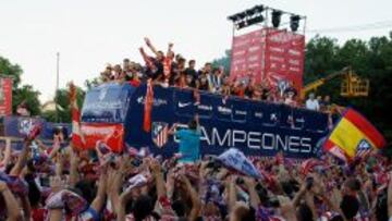 Los aficionados rojiblancos se volvieron locos a aplaudir cuando el autob&uacute;s del Atl&eacute;tico lleg&oacute; a la plaza de Neptuno.
 