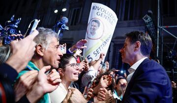 Former Italian Prime Minister and leader of the 5-Star Movement Giuseppe Conte greets people as he holds his party's final campaign rally ahead of the general election, in Rome, Italy September 23, 2022. REUTERS/Yara Nardi