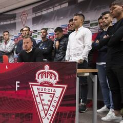 Charlie Dean: "¡Son unos mentirosos, que se vayan cuanto antes!"