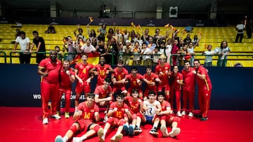 La Selección Española sub-19 celebra la victoria ante Argentina.