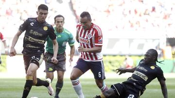 Edwin Hernandez (c) de Chivas del Guadalajara disputa el balón contra Joe Corona (i) y Yammi Chará (d) de Dorados de Sinaloa hoy, domingo 1 de mayo de 2016, en un partido de la jornada 16 del Torneo Clausura del fútbol mexicano en Guadalajara (México).