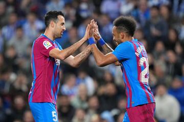 0-1. Pierre-Emerick Aubameyang celebra el primer gol con Sergio Busquets.