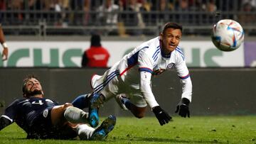 Futbol, Chile vs Republica Dominicana.
Partido amistoso 2023.
El jugador de la seleccion chilena Alexis Sanchez, centro, disputa el balon con la defensa de Republica Dominicana durante el partido amistoso realizado en el estadio Sausalito de Vina del Mar, Chile.
16/06/2023
Andres Pina/Photosport
Football, Chile vs Dominican Republic.
2023 Friendly match.
Chile’s player Alexis Sanchez, center, vies for the ball against Dominican Republic’s defense during a friendly match at the Sausalito stadium in Vina del Mar, Chile.
16/06/2023
Andres Pina/Photosport