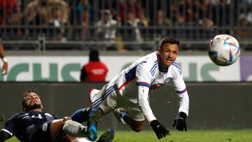 Futbol, Chile vs Republica Dominicana.
Partido amistoso 2023.
El jugador de la seleccion chilena Alexis Sanchez, centro, disputa el balon con la defensa de Republica Dominicana durante el partido amistoso realizado en el estadio Sausalito de Vina del Mar, Chile.
16/06/2023
Andres Pina/Photosport
Football, Chile vs Dominican Republic.
2023 Friendly match.
Chile’s player Alexis Sanchez, center, vies for the ball against Dominican Republic’s defense during a friendly match at the Sausalito stadium in Vina del Mar, Chile.
16/06/2023
Andres Pina/Photosport