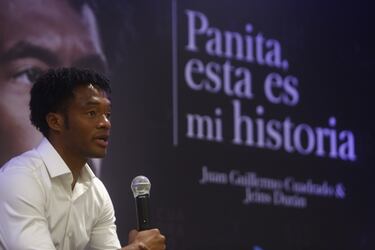 El lateral colombiano de la Juventus, en el día de su cumpleaños 33, presentó en un evento realizado en Medellín la biografia: "Panita, esta es mi historia", en la que cuenta todos los detalles de su vida.