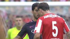 Luis Suárez kicks out at Amorebieta off the ball