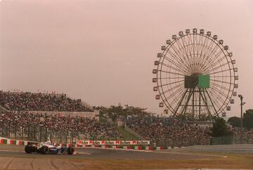 De hacer una encuesta entre los pilotos que han corrido alguna vez en F1 sobre su Top 5 de pistas favoritas, es fácil que Suzuka fuese de las más nombradas. La entregada afición japonesa y la complejidad de su trazado, en especial de la zona de las 'S', hacen una mezcla perfecta para profesionales y fans de la Fórmula 1. Entró en el Mundial en 1987 y ha dejado imágenes para la historia. El toque entre Senna y Prost en 1989 que hizo estallar la guerra entre ambos en McLaren o el adelantamiento de Alonso a Schumacher en la 130R en 2005 son solo algunas.