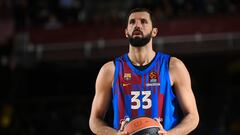 Nikola Mirotic se concentra para lanzar un tiro libre con el Barcelona en la Euroliga.