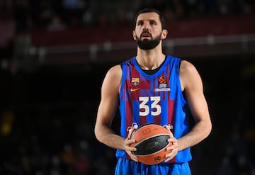 Nikola Mirotic se concentra para lanzar un tiro libre con el Barcelona en la Euroliga.