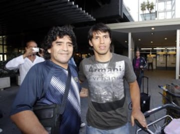 Agüero con Maradona tras ganar los Juegos Olímpicos de Pekín 2008.