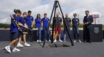 Iniesta y Deulofeu colocan la primera piedra del estadio Johan Cruyff