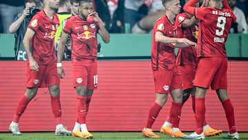 Los jugadores del Leipzig celebran el primer gol de Nkunku ante el Eintracht.