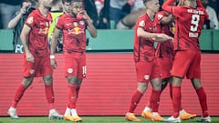 Los jugadores del Leipzig celebran el primer gol de Nkunku ante el Eintracht.