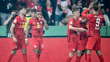 Los jugadores del Leipzig celebran el primer gol de Nkunku ante el Eintracht.