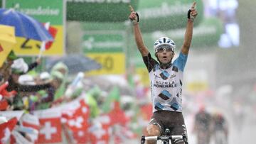 S3 LA PUNT (SUIZA), 15/06/2017.- El ciclista italiano Domenico Pozzovivo, del equipo Ag2r La Mondiale, celebra su victoria en la sexta etapa de la Vuelta a Suiza, una carrera de 166,7 km entre las localidades de Locarno y La Punt, en Suiza, hoy, 15 de junio de 2017. EFE/GIAN EHRENZELLER