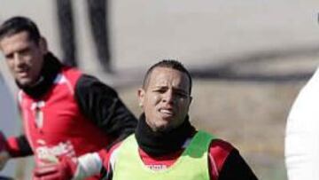<b>SUFRIENDO PARA ESTAR PREPARADO. </b>Luis Fabiano se ejercita ayer en la Ciudad Deportiva ante la mirada de su compañero Andrés Palop.