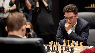 LONDON, ENGLAND - NOVEMBER 09: Magnus Carlsen, the reigning World Chess Champion (R) and Fabiano Caruana, US Challenger during the First Move Ceremony (Round 1) of the FIDE World Chess Championship Match 2018 on November 9, 2018 in London, England. (Photo by Tristan Fewings/Getty Images for World Chess )