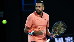 Nick Kyrgios reacciona tras un punto durante su partido ante Rafa Nadal en su partido del Open de Australia 2020.