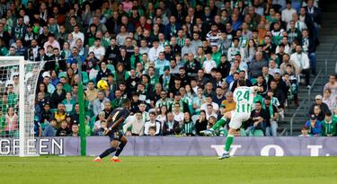 El jugador del Real Madrid, Alaba, observa el disparo del Ruibal sin poder hacer nada. 
 
