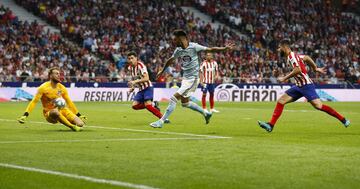 El jugador del Celta de Vigo, Brais, dispara a portería y el portero del Atlético, Oblak, detiene. 
 