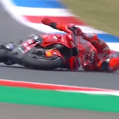 Márquez lidera en Assen pese a arrancar con una caída fea