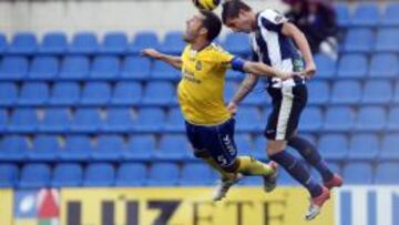 BATALLA AÉREA. David García despeja de cabeza un balón, ante la oposición de Portillo.