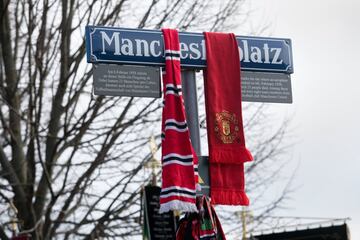 Cientos de personas se congregaron junto al monumento en homenaje a las víctimas del desastre aéreo de Múnich, donde fallecieron, hace 60 años, siete futbolistas de los 'Red Devils', en Múnich, Alemania. El 60º aniversario conmemora a las 23 personas que