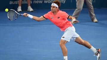 David Ferrer devuelve una bola ante Jordan Thompson en el partido que ambos disputaron en el torneo de Brisbane.