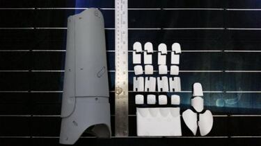 Vístete con el brazo biónico real de Metal Gear Solid V