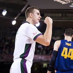Unicaja da la campanada y somete al Barça en el Palau