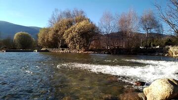 Las Presillas, piscinas naturales de Rascafria en el Valle de El Paular, es paraje recreativo que cuenta con amplias praderas verdes y una zona de baño dividida en tres piscinas naturales en el cauce del río Lozoya con unas espectaculares vistas del Pico Peñalara. Un entorno inigualable para compartir en familia y uno de los que mejor acondicionados están de toda la región.