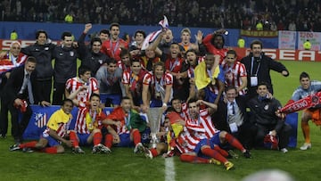 La plantilla del Atl&eacute;tico posa al final del encuentro ante el Fulham con la Europa League ganada en 2010 en Hamburgo.