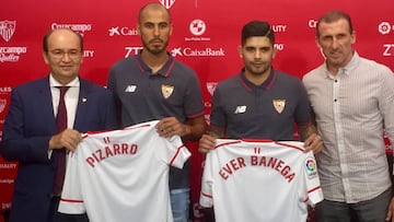 Banega y Pizarro, con Castro y Arias.
