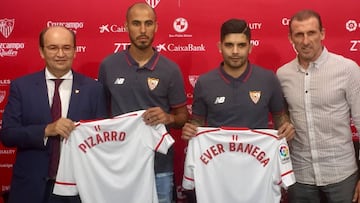 Banega y Pizarro, con Castro y Arias. 