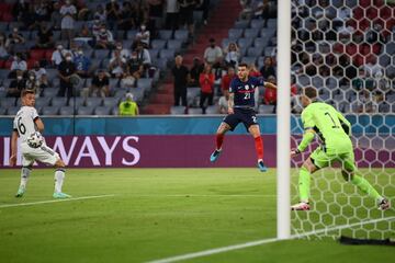 1-0. Mats Hummels marca en propia puerta el primer tanto de la selección de Francia cuando intenta despejar un centro de Lucas Hernández.