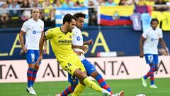 VILLARREAL, 27/08/2023.- El centrocampista del Villareal Alfonso Pedraza (ci) disputa una posesión ante Lamine Yamal (cd) delantero del FC Barcelona durante el partido de Liga que disputan el Villarreal y el FC Barcelona este domingo en el Estadio de La Cerámica de Villarreal. EFE/ Andreu Esteban
