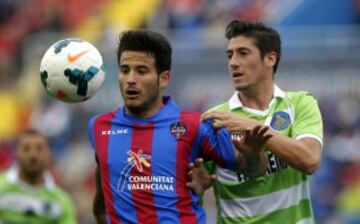 El jugador del Levante, Rubén García (i), disputa el balón con el defensa del Getafe, Sergio Escudero (d).