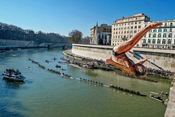 Fieles a la la tradicin, cuatro intrpidos  se lanzaron ayer en Roma a las aguas del ro Tber para celebrar el inicio 
del A?o Nuevo. Este a?o el cielo estaba azul y la temperatura era ms alta de lo habitual en esta poca, pero el agua estaba fra. Esta tradicin eexiste desde el  a?o 1946. En la imagen, el salto de Marco Fois, conocido como Mr Ok.